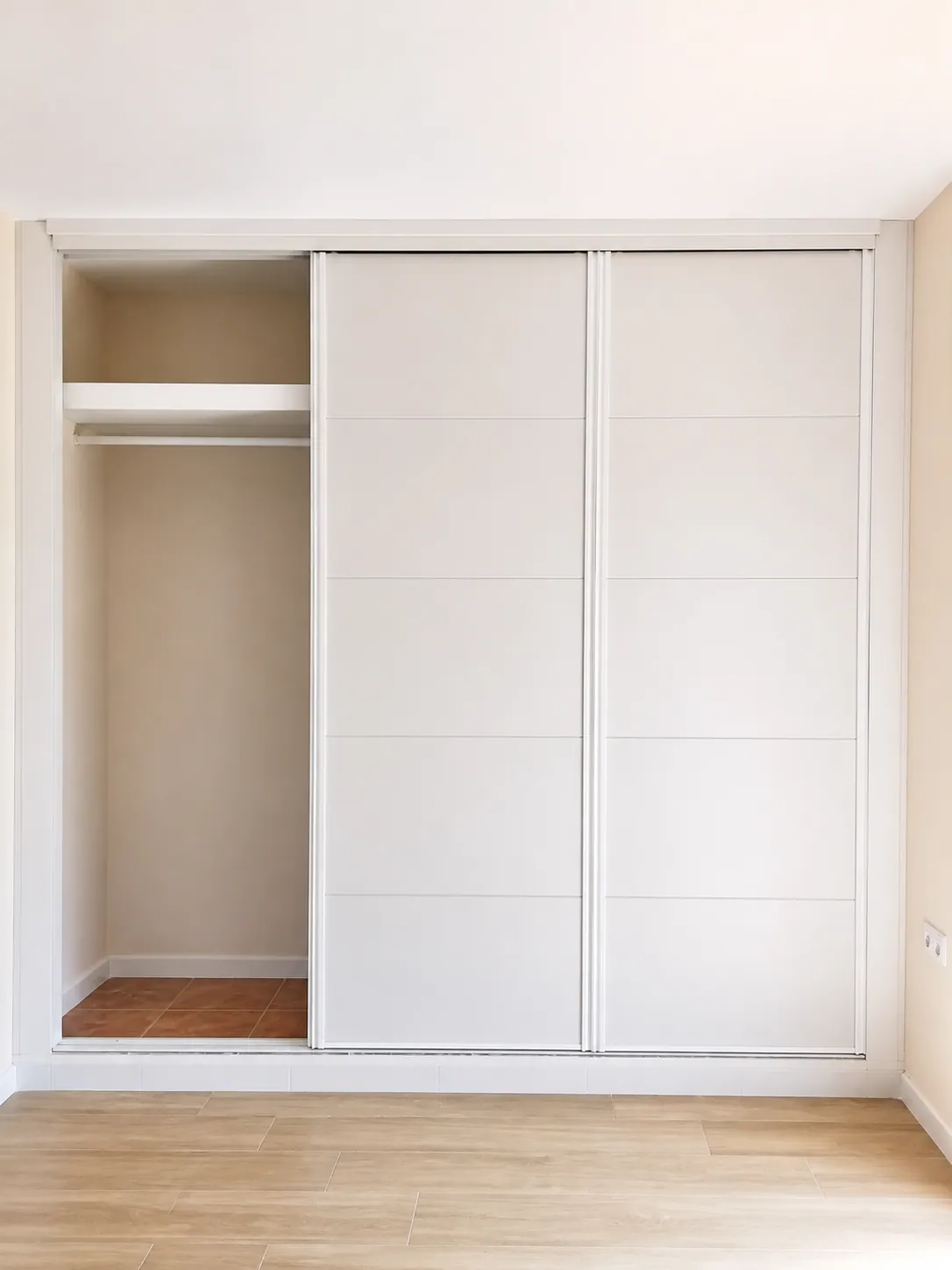 Armario a medida terminado con puertas correderas
