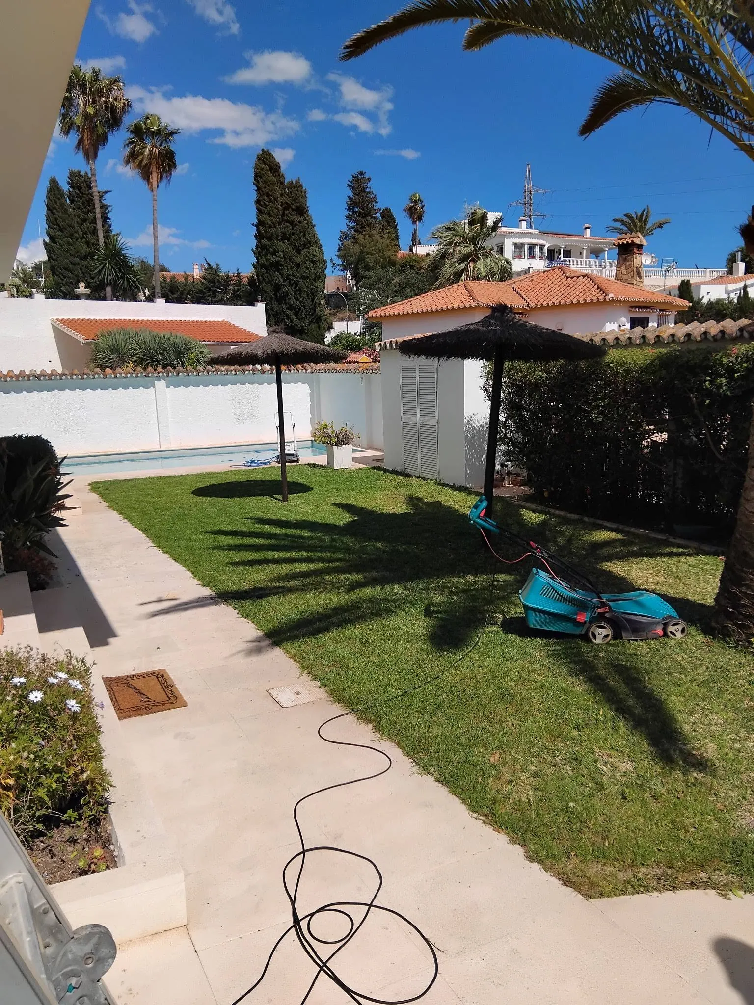 Jardín cuidado con piscina y zona exterior